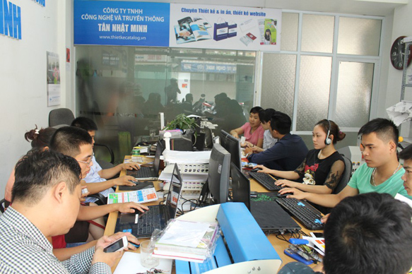 Một góc làm việc tại Tân Nhật Minh. Khách hàng và đội ngũ nhân viên phối hợp hết sức nghiêm túc nhằm tăng hiệu suất công việc